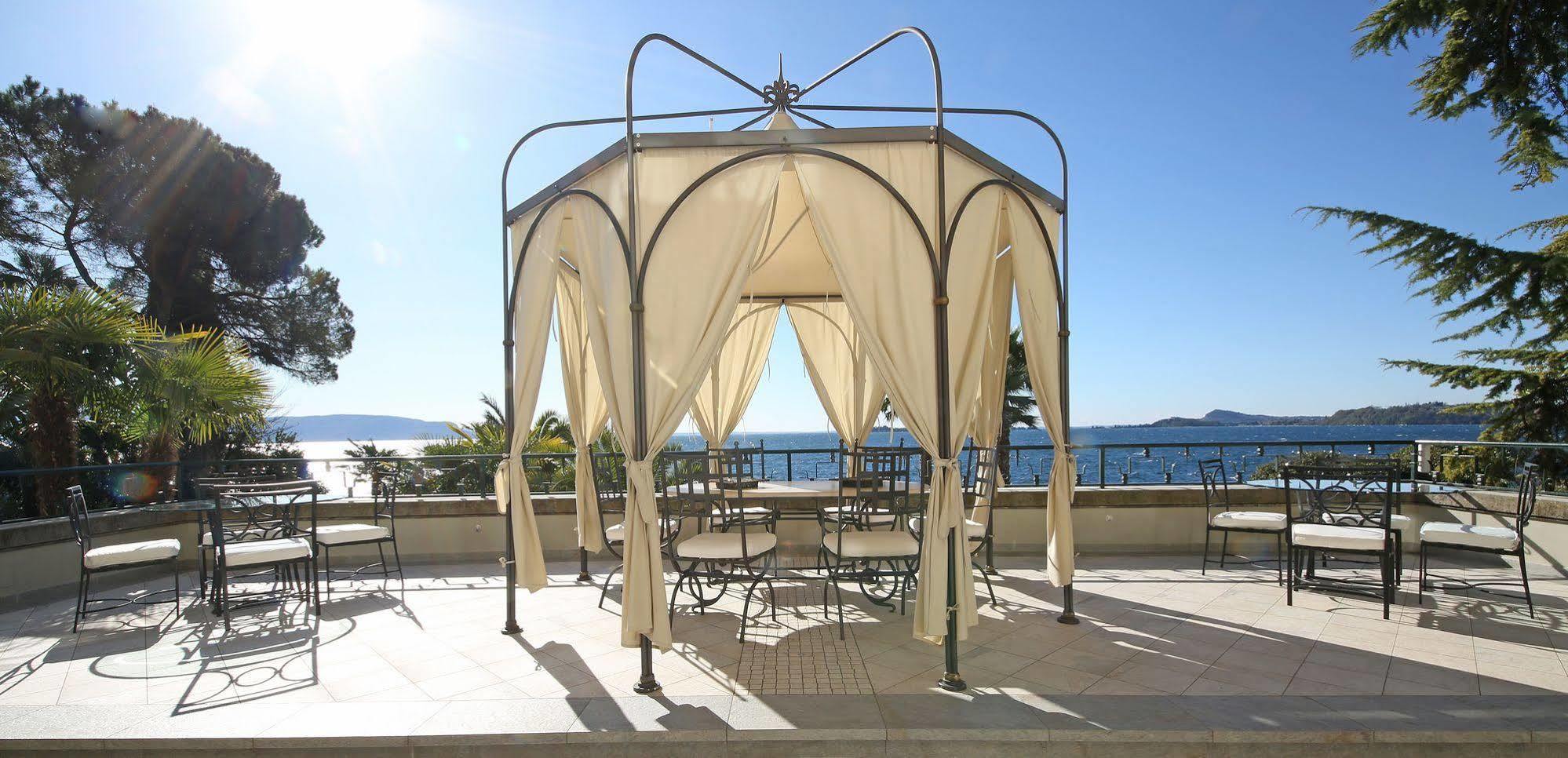 Hotel Villa Capri Gardone Riviera Exterior photo
